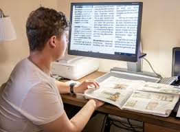 en man sitter vid en läs tv han kanse läser mer om NFS